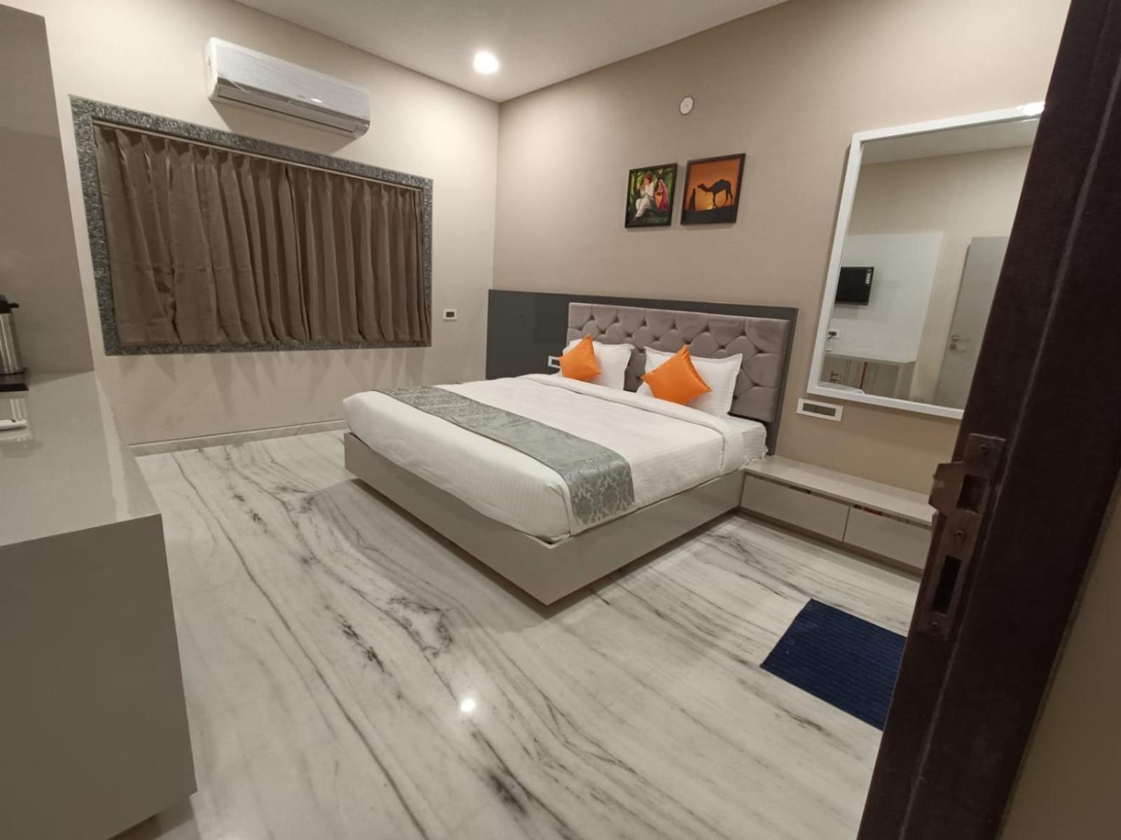 Hotel Shri Anand Dham, Nathdwara - 125 Meters Away From The Temple Quarto foto